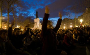 Des centaines de personnes, rassemblées place de la République à Paris, participent au mouvement "Nuit debout" le 10 avril 2016
