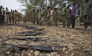 Des enfants soldats du Soudan du sud remettent leurs armes dans le cadre d'une cérémonie de démobilisation organisée par l'Unicef, le 10 février 2015 à Pibor, dans l'état de Jonglei
