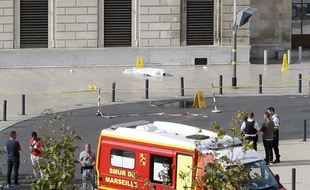 Un corps étendu après l'attaque au couteau de deux jeunes femmes à Marseille, le 1er octobre 2017.
