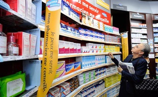Des magasins en libre accès dans une pharmacie à Paris en 2008.