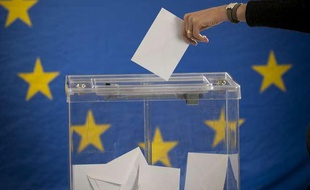 Illustration: Une électrice dépose un bulletin dans une urne devant le drapeau de l'Union européenne.
