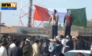 Capture d'écran d'une vidéo de BFM TV montrant des manifestants anti-«Charlie Hebdo» brûler un drapeau italien et des effigies de Nicolas Sarkozy eu Pakistan.