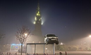 La gendarmerie a découvert un véhicule utilitaire posé sur un abri-bus de Plounéventer lundi matin.