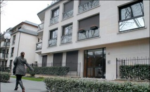 Un particulier, Marc Salomone, a déposé plainte avec constitution de partie civile le 26 mars à Nanterre contre Nicolas Sarkozy à propos de l'affaire concernant l'appartement de ce dernier à Neuilly, qui aurait bénéficié d'un rabais conséquent.