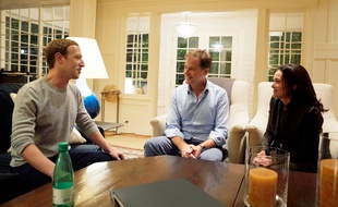 L'ancien vice-Premier ministre britannique Nick Clegg, ici avec Mark Zuckerberg et Sheryl Sandberg, a rejoint Facebook le 19 octobre 2018.
