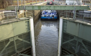 Une péniche s'engage dans une écluse (Illustration)