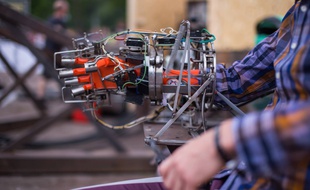 Les makers amateurs se mobilisent pour améliorer la vie des personnes handicapées.