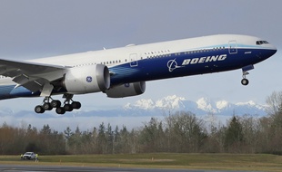 Un prototype de Boeing 777X lors de son vol inaugural à Everett (Etats-Unis), le 25 janvier 2020.