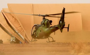 Un hélicoptère "Gazelle" de l'armée française décolle de Gao, au nord du Mali, le 29 mai 2015