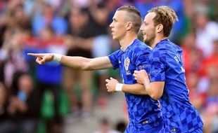 Les milieux de terrain croates Ivan Perišić et Ivan Rakitić, lors du match contre la République tchèque (2-2).
