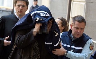 Ludivine Chambet, jugée pour avoir empoisonné treize résidents d'une maison de retraite, à son arrivée le 9 mai à la cour d'assises de Savoie. Trente ans de prison ont été requis contre elle.
AFP PHOTO / JEAN-PIERRE CLATOT