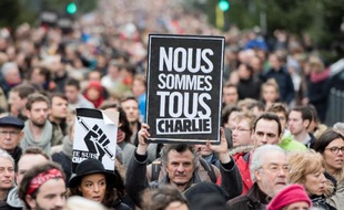 Un homme tient une pancarte "Nous sommes tous Charlie" dans une manifestation à Lille le 10 janvier 2015