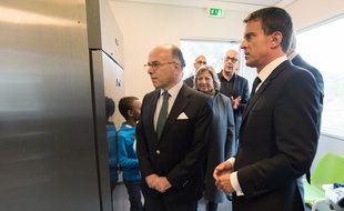 Calais, le 31 août 2015. Manuel Valls et Bernard Cazeneuve visitent le centre Jules Ferry de Calais où sont hébergés des migrants.