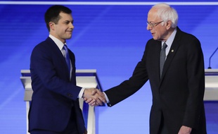 Pete Buttigieg et Bernie Sanders lors du débat télévisé du New Hampshire, le 7 février 2020.