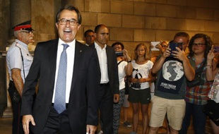 Le président de la Catalogne Artur Mas quitte son bureau à Barcelone, le 3 août 2015 après avoir signé un décret appelant à des élections régionales pour le 27 septembre 2015