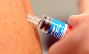 Une personne se fait vacciner contre la grippe le 11 octobre 2013, à Lille.