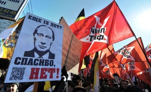 Des milliers de partisans de l'opposition russe ont manifesté samedi dans le centre de Moscou pour dénoncer les fraudes lors de la présidentielle du 4 mars remportée par Vladimir Poutine mais la mobilisation était nettement en baisse par rapport aux précédentes manifestations.