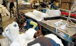 Costumes, peinture, soudure… La Maison du Carnaval en mode fourmilière pour préparer les 20 chars de l'événement.