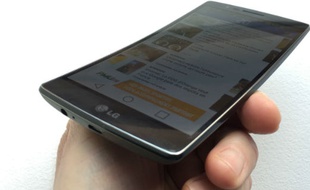 Le G Flex 2 est le second smartphone de LG arborant un écran incurvé.