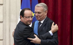 La proportion de personnes mécontentes de François Hollande et Jean-Marc Ayrault est restée stable en un mois, à un niveau élevé, tandis que la cote de popularité de François Fillon et Jean-François Copé s'est effondrée (-18 points), selon un sondage de OpinionWay pour Métro publié dimanche.