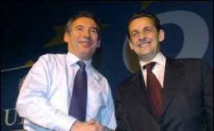 L'UMP a décidé de ménager l'UDF en ne désignant, "pour le moment", aucun candidat aux législatives de 2007 contre la trentaine de députés du parti de François Bayrou, avec qui Nicolas Sarkozy pourrait être amené à négocier entre les deux tours de la présidentielle.
