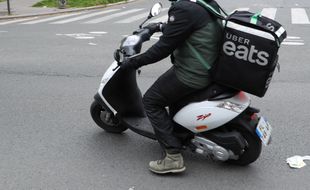 Un livreur Uber Eats en scooter