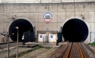 Le tronçon du tunnel sous la Manche ravagé par un violent incendie en septembre a rouvert lundi, autorisant un retour à la normale du service marchandises, a annoncé l'exploitant, la société Eurotunnel.