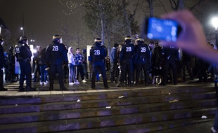 Un homme en train de filmer la fin d'une #NuitDebout place de la République le 23 avril 2016