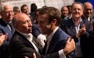 Gérard Collomb, le maire de Lyon et Emmanuel Macron, durant un meeting public à Paris le 12 juillet 2016. ROMUALD MEIGNEUX/SIPA