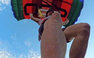 Andy Lewis effectue un double base jump dans la vallée de Moab, dans l'Utah.