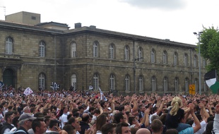 Les supporteurs girondins réunis place de la République pour célébrer le dernier match de leur équipe au stade Chaban-Delmas.