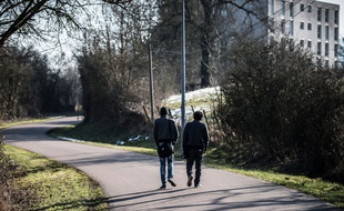 Pouilly-en-Auxois, le 13 février 2015. Des immigrants Soudanais marchent dans les rues de Pouilly-en-Auxois.