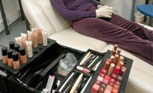 Nadège, gravement brûlée, bénéficie d'une séance de maquillage correcteur