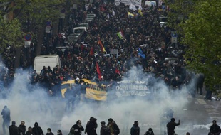 Des heurts entre policiers et manifestants en marge d'une manifestation contre la loi travail à Paris, le 28 avril 2016