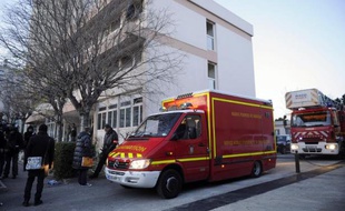 Des pompiers stationnent devant la résidence de la Madrague, à Marseille le 12 décembre 2010, pour évacuer un homme dans un état critique après un tir de flash-ball d'un policier qui intervenait pour une rixe dans un foyer de travailleurs