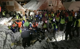 Des secouristes à l'oeuvre sur le lieu d'une avalanche à Longyearbyen en Norvège le 19 décembre 2015