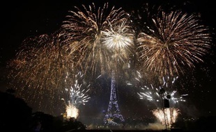 Tubes des années 70-80 et boule à facettes géante sous la Tour Eiffel, le feu d'artifice parisien du 14 juillet, admiré par plusieurs centaines de milliers de spectateurs, a illuminé la capitale au son du disco