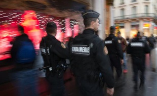 Des gendarmes en patrouille devant les grands magasins le 19 novembre 2015 à Paris dans le cadre du plan Vigipirate