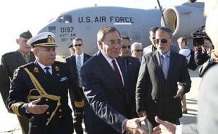 Leon Panetta, premier chef du Pentagone à visiter la Libye, a affirmé samedi que Tripoli pouvait devenir un "partenaire important" de Washington dans le domaine de la sécurité, peu après l'annonce de la levée d'une grande partie des sanctions américaines contre ce pays.