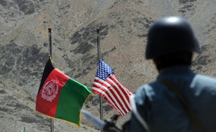 Un policier afghan assure la sécurité dans la vallée du Panjshir, en Afghanistan, le 24 juillet 2011.