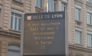 Lyon, le 14 février 2017. Les mots d'amour du public sont diffusés sur les panneaux lumineux de la ville pour la Saint-Valentin.