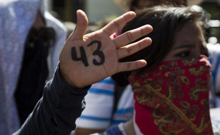 Des étudiants manifestent le 14 novembre 2014 à Chilpancingo, dans le sud du Mexique, pour dénoncer la disparition de 43 étudiants dans l'Etat du Guerrero