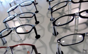 Actions de groupe des consommateurs, vente d'optique en ligne, tests de grossesse en grande surface: l'Assemblée nationale a adopté dans la nuit mardi en 2e lecture un projet de loi sur la consommation qui regroupe des mesures très diverses.