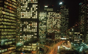 Dans le quartier d'affaires de La Défense, à Paris, des bureaux restent allumés toute la nuit.