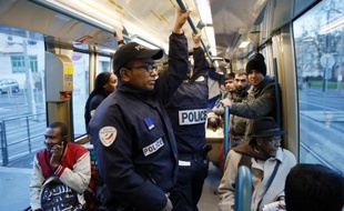 Milieu d'après-midi, hall du "29 Ravel" à Sarcelles (Val-d'Oise), trois adolescents squattent. L'un d'eux fume un joint. Contrôle policier tendu. La routine pour le brigadier Debaer, qui porte sans conviction un numéro d'identification, un dispositif censé permettre de retisser du lien avec la population.