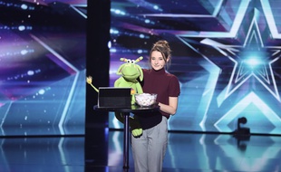 Le Cas Pucine est une jeune femme ventriloque de 20 ans.