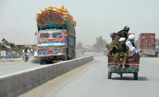 Huit femmes et un enfant d'une même famille ont été tués mardi matin par une bombe dans la province de Kandahar, bastion taliban du sud afghan, alors qu'ils se rendaient à une cérémonie de fiançailles, a indiqué un responsable de la police locale.