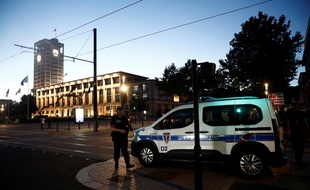 Un policier à proximité de la mairie du Havre.