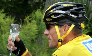 En 2005, Armstrong pouvait savourer le champagne. Il gagnait facilement son septième Tour. Quelques jours plus tard, la presse, très soupçonneuse depuis le début de son hégémonie sur le Tour, révélait ses pratiques dopantes. Le septembre 2008, le site Velonews annonce le retour du Texan sur le Tour 2009 alors que le cycliste est à la retraite depuis 3 ans. Le début d'une énième nouvelle carrière?