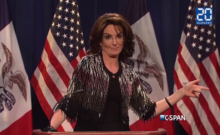 Capture d'écran du sketch de Tina Fey grimée en Sarah Palin.